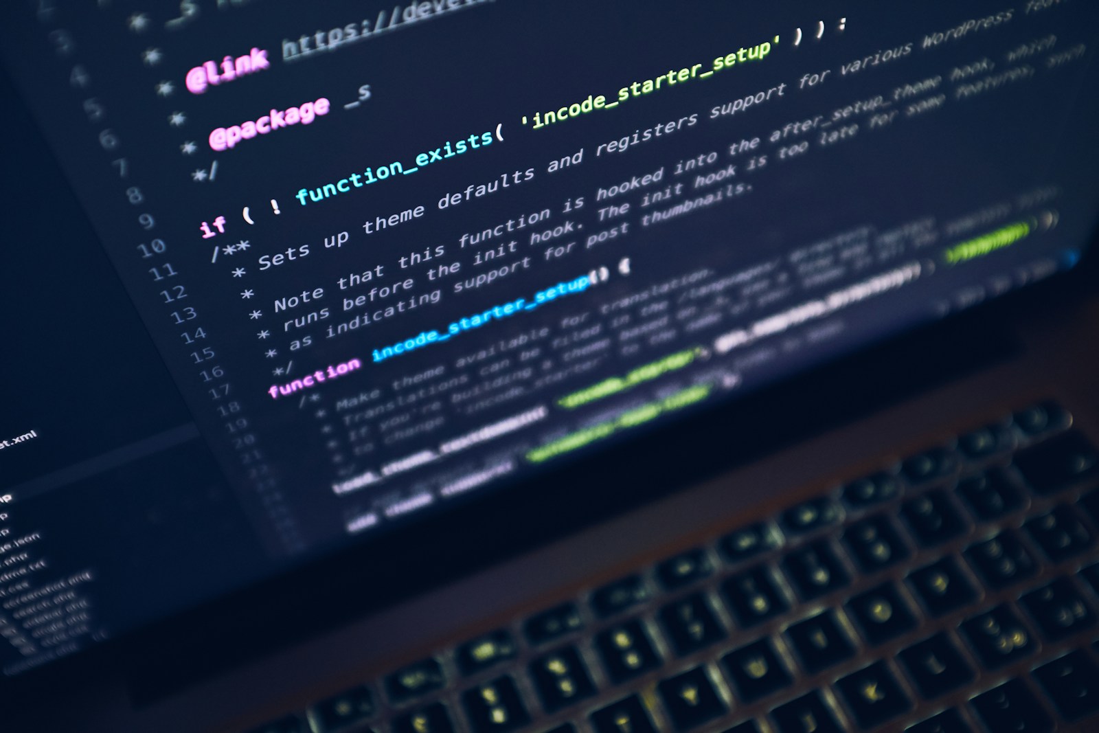 ノートパソコンに表示されたプログラムのコード